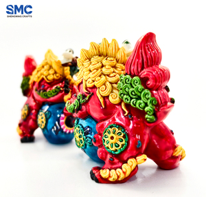 SMC Conjunto de 2 Peças: Estatueta 3D de Leão Pequeno Esculpido Artisticamente em Resina e Cão Guardião Chinês Fu, para Decoração de Mesa e Casa, Colecionável - Product Image 4