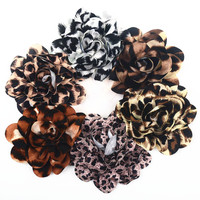 Broche fleurie plissée en satin de mousseline imprimé léopard vintage de 10 cm pour embellissement professionnel de chapeaux, manteaux et robes