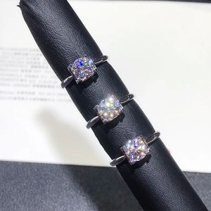 Bague de fiançailles personnalisée en or blanc 18 carats avec moissanite 0,5 carat, 1 carat, 1,5 carat, 2 carats - Product Image 3