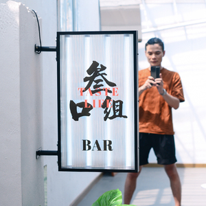 กล่องไฟอะคริลิคแบบแขวนด้านข้างมีช่องใส่โลโก้เรืองแสงสองด้านป้ายโฆษณาอะคริลิคระลอกแบบกำหนดเอง - Product Image 4