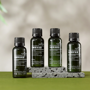 Kit de toilette de voyage portable 30 ml parfum Verbena pour hôtels – Ensemble essentiel de nettoyage : gel douche, shampoing, après-shampoing, lotion - Product Image 1