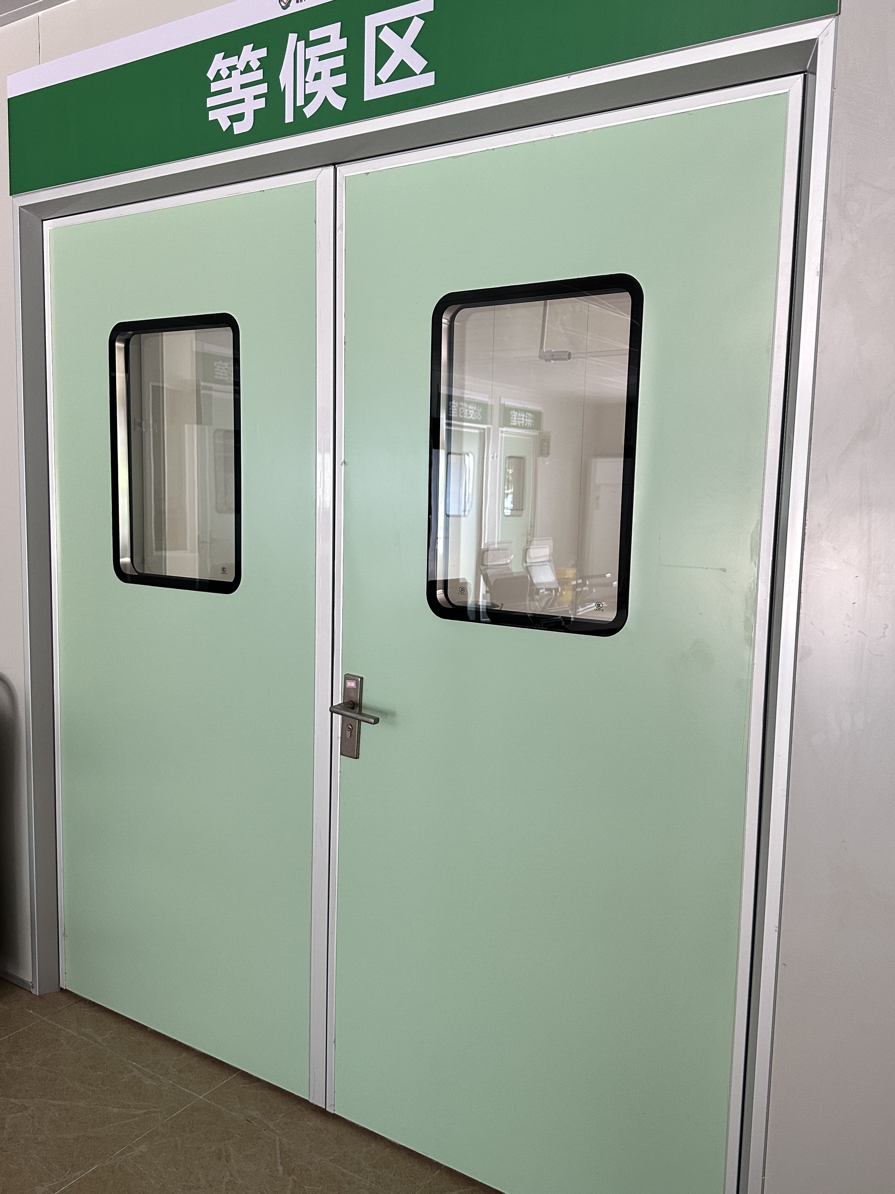 สีเขียวอ่อน