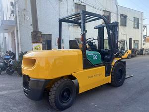 Chariot élévateur diesel d'occasion KOMATSU FD50 5 tonnes, chariot élévateur contrepoids d'origine japonaise pour la manutention de marchandises en port et en usine - Product Image 1