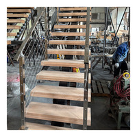 Escalier mono-àche personnalisé moderne avec marches en bois et rampe en acier inoxydable pour intérieur