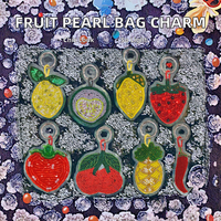 Sac de luxe classique et tendance, léger, fait main, coloré, avec perles de riz blanches miniatures, motif fruits (Fraise, Cerise, Ananas)