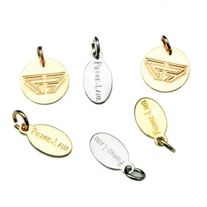 Étiquettes de logo gravées au laser en cuivre plaqué or et argent personnalisées Petites breloques