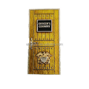 Pièces de monnaie personnalisées en zinc 3D à grain de bois imprimées en UV de forme irrégulière - Design de masque mystérieux de bête de haute qualité - Product Image 4