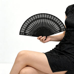 Abanico de mano plegable de madera hueca, personalizado con impresión, grabado o tallado, para recuerdo, regalo promocional, boda, fiesta o recuerdo. - Product Image 3