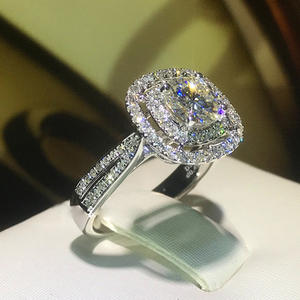 Anello da Donna F894 in Oro Bianco con Diamante Taglio Cushion, Anello di Fidanzamento con Diamante Naturale Colore D e Pietre Laterali - Product Image 4