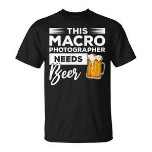Este macrofotógrafo necesita una camiseta con diseño de humor fotográfico sobre cerveza - Product Image 2