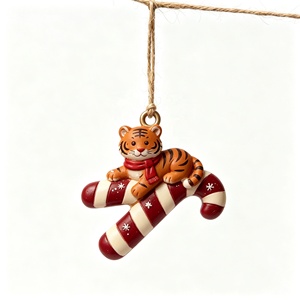 Colgante de Poliresina, Lindo Tigre con Bufanda en una Bastón de Caramelo, Adorno Navideño de Animal de Dibujos Animados para Decoración del Hogar en Navidad - Product Image 1