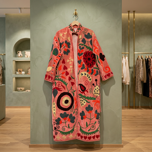 Manteau long en velours rose fait main sur mesure, avec broderie appliquée florale multicolore et abstraite, style Suzani, vente en gros - Product Image 1