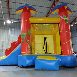 Castillo inflable con tobogán en oferta para alquiler comercial en fiestas infantiles - Product Image 1