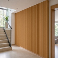 Revêtement mural intérieur WYRAX en bois composite WPC, profil rainuré, surface à chambre creuse, profil composite pour palier d'escalier de villa