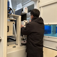 Machine de débavurage industrielle pour tôles en acier inoxydable et en acier au carbone