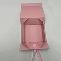 Boîte pliante en papier d'art de qualité supérieure avec logo personnalisé, ruban, gaufrage et fermeture magnétique, couleurs rose et noir, pour l'emballage de chaussettes en fourrure