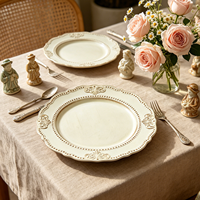 Assiettes de présentation de luxe dorées Wojia 13 pouces, bord festonné perlé, revêtement poudré, assiette en plastique gaufré pour décoration de table de mariage et de banquet