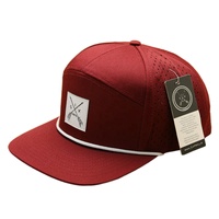 Casquettes de golf personnalisées imperméables à séchage rapide et respirantes, avec découpe laser, 7 panneaux, style snapback, avec patch en caoutchouc PVC