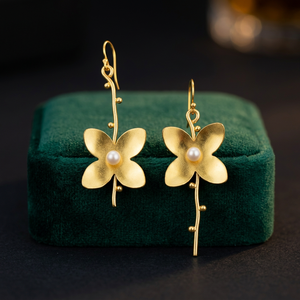 Elegantes Pendientes de Flor Chapados en Oro de 18K, Joyería de Moda Hecha a Mano para Mujer con Perla y Latón para Fiestas y Bodas - Product Image 3