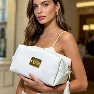 Sac de toilette de voyage haut de gamme en cuir PU avec logo gaufré, pochette zippée en PU, sac de rangement pour voyage et école avec pompons personnalisés - Product Image 6