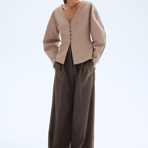 <span class=keywords><strong>Cardigan</strong></span> in maglia con scollo a V <span class=keywords><strong>Beige</strong></span> con accenti di bottoni in metallo, un <span class=keywords><strong>Cardigan</strong></span> a maniche lunghe con colori Olid stile comodo e semplice - Product Image 1