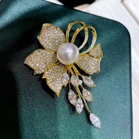 Broche florale en laiton plaqué or avec perle de nacre et alliage, pour femme, ornée de cristaux et de strass taille brillant, élégante pour mariage et mode