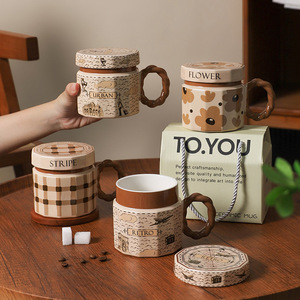Taza de cerámica retro con tapa, diseño de flores, fabricada en Chaozhou, taza de café para uso general, regalo. - Product Image 5