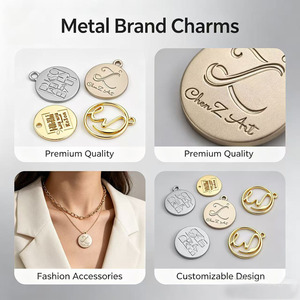 Étiquettes rondes en métal personnalisées avec logo en relief pour vêtements, avec bord découpé au laser et design personnalisé en finition or et argent - Product Image 3