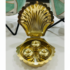 Ensemble de boîtes à kumkum en forme de coquille dorée exquise, trois contenants de rangement en laiton détachables pour la pooja, les cadeaux de mariage, y compris - Product Image 1