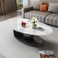Table basse ovale contemporaine de luxe en pierre frittée marbrée, base sculpturale en métal noir, haut de gamme pour villa et maison