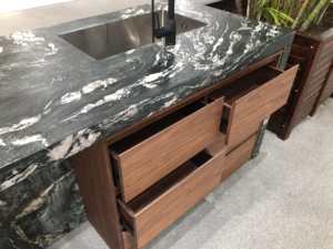 Piano di Lavoro per Cucina in Quarzite Verde Scuro con Venature Bianche Fluenti Superficie in Pietra Effetto Pelle Top per Vanità - Product Image 5