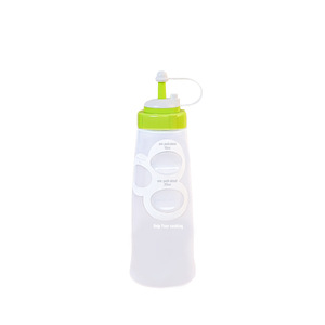 Bouteille souple pour sauces, ketchup, confiture, vinaigrette, sauce soja avec bec verseur pointu, taille M, couvercle en plastique transparent, pour le camping - Product Image 1