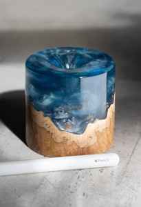 โซลูชันการจัดเก็บบนโต๊ะทำงานสุดสร้างสรรค์ด้วยงานเรซิ่นและที่ใส่ปากกาไม้ ผสมผสานงานศิลปะเรซิ่นสมัยใหม่กับไม้เนื้อแข็ง - Product Image 4