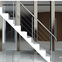 Rampe en verre personnalisée à montage latéral, durable, pour intérieur et extérieur, avec poteaux métalliques verticaux, en verre trempé de sécurité