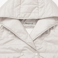 Manteau long matelassé gris clair pour femme avec logo personnalisé, coutures horizontales, capuche intégrée, ceinture en tissu, coupe ajustée, veste maxi rembourrée