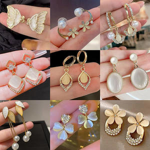 Pendientes de botón QX de aleación de zinc chapados en oro vintage elegantes con ópalo verde talla Asscher y diseño de flor de trébol de cuatro hojas para mujer, regalo, ¡gran oferta! - Product Image 2