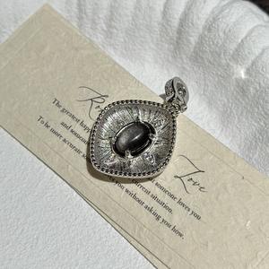 Colgante de Plata de Ley S925 con Piedra Brillante, Diseño Geométrico Retro Simple y Moderno con Patrón de Números de Nicho Vintage - Product Image 1