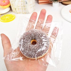 Juguete Antiestrés - Juguete de Pastel de PU Realista - Llavero de Rebote Lento con Modelos Suaves de Pan y Donuts para Niños - Product Image 4