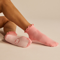 Chaussettes de Pilates personnalisées antidérapantes en silicone, chaussettes de yoga avec logo OEM personnalisé, mi-mollet à volants, pour femmes