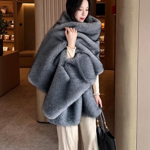 Cappotto e Sciarpa in Finta Pelliccia di Volpe Personalizzati per Donna, Mantella Invernale Calda, Stola e Scialle Peloso per Donna - Product Image 2