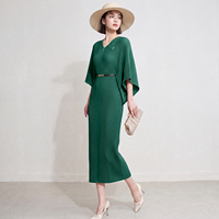 Prix de gros direct usine Robe plissée Miyake pour femme, décontractée, unie, pour le bureau, col en V, manches chauve-souris, avec ceinture, longueur midi