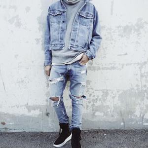 Vaqueros ajustados de mezclilla azul desgastado con roturas en las rodillas y cremallera en el tobillo para hombre, estilo urbano personalizado - Product Image 3