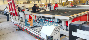 Table de dé<span class=keywords><strong>coupe</strong></span> de <span class=keywords><strong>verre</strong></span> CNC avec système de chargement automatique intégré, machine de dé<span class=keywords><strong>coupe</strong></span> compacte avec stockage de feuilles de <span class=keywords><strong>verre</strong></span> brut – <span class=keywords><strong>Prix</strong></span> - Product Image 4