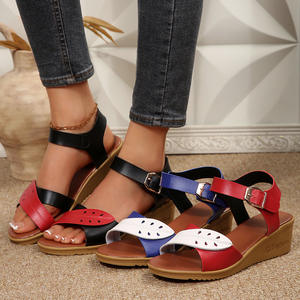 Arrivo taglie forti con fibbia per Sole spesse <span class=keywords><strong>sandali</strong></span> da spiaggia con <span class=keywords><strong>tacco</strong></span> <span class=keywords><strong>medio</strong></span> tagliato a foglia e zeppa da <span class=keywords><strong>donna</strong></span> - Product Image 4