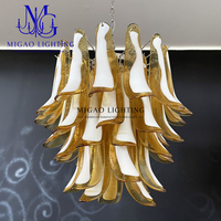 Lustre médiéval français à pétales superposés, en verre de Murano fait main, dégradé ambre-blanc, avec chaîne métallique, pour salle à manger de villa