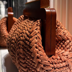 Sac à <span class=keywords><strong>main</strong></span> en paille <span class=keywords><strong>de</strong></span> raphia rouge classique haut <span class=keywords><strong>de</strong></span> gamme, doux au toucher, fabriqué par un fabricant OEM, sac à <span class=keywords><strong>main</strong></span> en paille <span class=keywords><strong>de</strong></span> raphia fait <span class=keywords><strong>main</strong></span> au crochet - Product Image 3