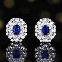 Boucles d'oreilles en or 18 carats avec saphir bleu royal naturel de Madagascar, design double halo serti de 80 saphirs blancs