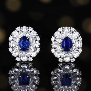 Boucles d'oreilles en or 18 carats avec saphir bleu royal naturel de Madagascar, design double halo serti de 80 saphirs blancs - Product Image 1