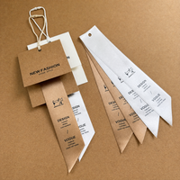 Étiquettes suspendues personnalisées de luxe imperméables pour vêtements, étiquettes en plastique pour vêtements, étiquettes de marque pour vêtements avec cordon, chaussettes écologiques