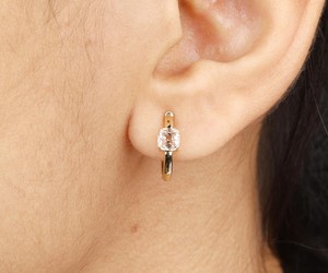 Pendientes de aro estilo bohemio, tipo huggie para cartílago, en oro y plata, con diamantes de talla brillante y corte cojín, delicados y pequeños, para compromiso y boda. - Product Image 1